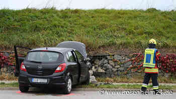 Betrunkene Autofahrerin kommt von Fahrbahn ab und kracht gegen Steinmauer – verletzt
