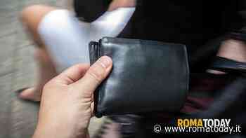 Calci e pugni al turista borseggiato in metro: coppia in manette