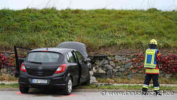 Betrunkene Autofahrerin (22) kracht in Niederbayern gegen Steinmauer – verletzt