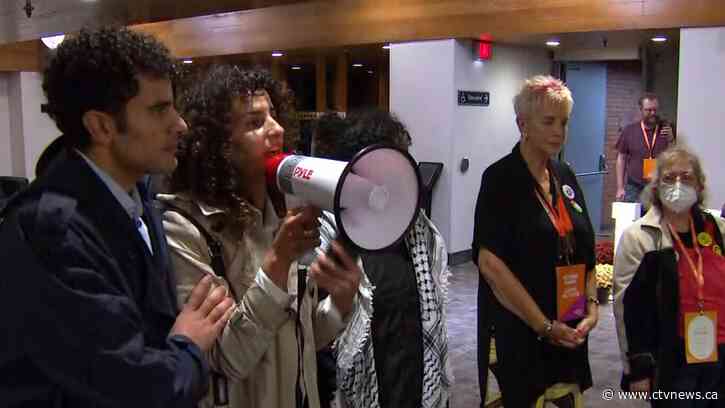 Jagmeet Singh survives leadership vote, after pro-Palestinian demonstrators rally at NDP convention