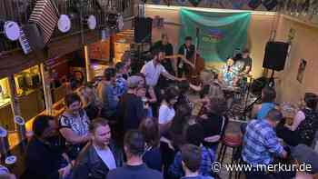 „Nacht der Blauen Wunder“ lockt viele Besucher in Tölzer Kneipen