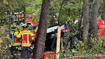 Auto landet bei Unfall auf B15 im Wald: Fahrerin schwer verletzt in Klinik geflogen
