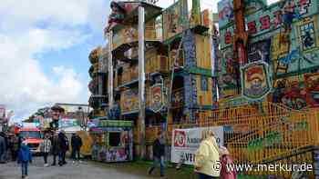 Tödliches Drama auf Kirmes: Mann fällt zehn Meter in die Tiefe und stirbt