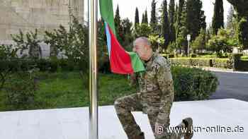 Aliyev hisst aserbaidschanische Flaggen in Berg-Karabach