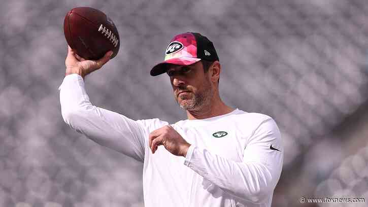 Aaron Rodgers throws on Jets' field during pregame warm-ups just weeks after Achilles surgery