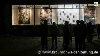 Hallenbad Wolfsburg feiert 15 Jahre Kunstschaufenster