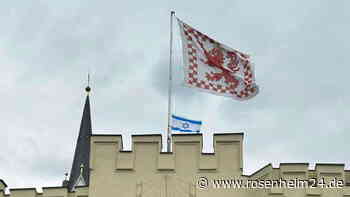 Rätsel-Raten in Wasserburg: Wer hat die Israel-Flagge ans Brucktor gehangen?