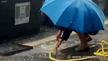 Maltempo, piove e Ostia si allaga: residenti sturano tombini. Fiume d'acqua per le strade