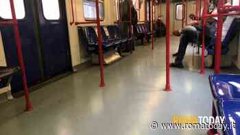 Blocca treno della Roma-Lido a Piramide e aggredisce i carabinieri