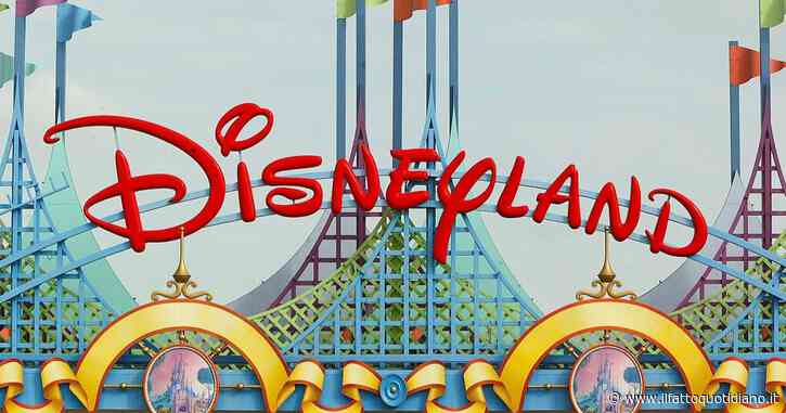 Il treno Bruxelles-Strasburgo con gli eurodeputati sbaglia strada e finisce a Eurodisney: “Non siamo il Parlamento di Topolino!”