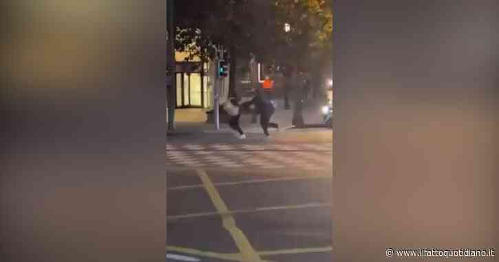 Spari nel centro di Bruxelles, almeno 2 morti. Sospetto in fuga: “Ha urlato Allah akbar. In un video ha detto di voler vendicare i musulmani”