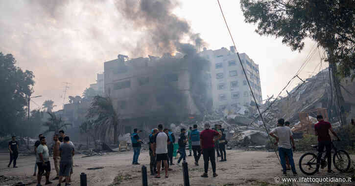 Tel Aviv: “Ucciso il capo degli 007 di Hamas”. Che diffonde primo video con israeliana ostaggio a Gaza e annuncia di avere 250 prigionieri