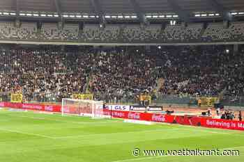 Dit is het Koning Boudewijnstadion, waar niemand buiten kan of mag: supporters blijven kalm en steunen elkaar
