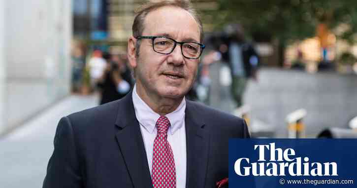 Kevin Spacey receives standing ovation in first stage appearance since trial