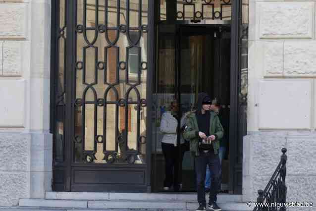 Gelokt met meisjes, neergestoken door gemaskerde jongens: leider jeugdbende (20) riskeert jaren cel na moordpoging op zestienjarige