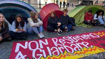Studenti montano le tende in piazza Montecitorio: "Non resteremo a guardare"