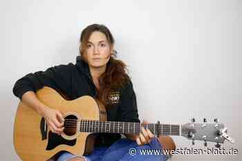 Tischkicker-Weltmeisterin aus Scherfede singt im Kulturforum Warburg
