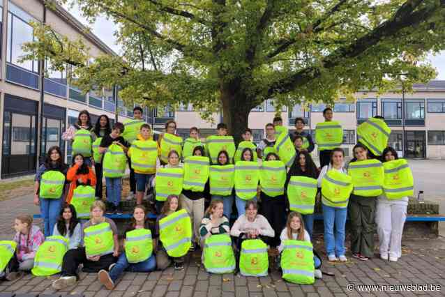 Leerlingen GO! atheneum Klein-Brabant vallen extra op in het verkeer dankzij fluo-actie