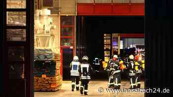 Großalarm bei Ampfinger Türenhersteller: Warum die Feuerwehr am frühen Morgen ausrücken musste