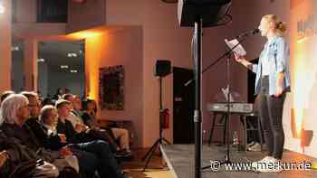 Im vollen Foyer: 23-Jährige gewinnt Wettkampf der Dichter mit ermutigenden Worten