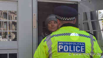 Greta Thunberg bei Demo verhaftet: Polizei bringt sie in vergitterten Gefangenenbus