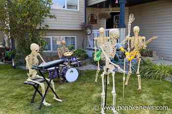 PHOTOS: Ponoka resident gets an early jump on Halloween decorations