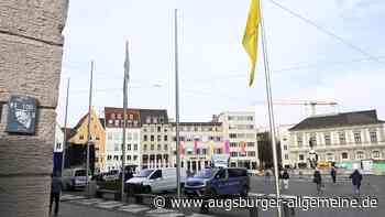 Unbekannte reißen erneut Israel-Flagge am Rathausplatz herunter
