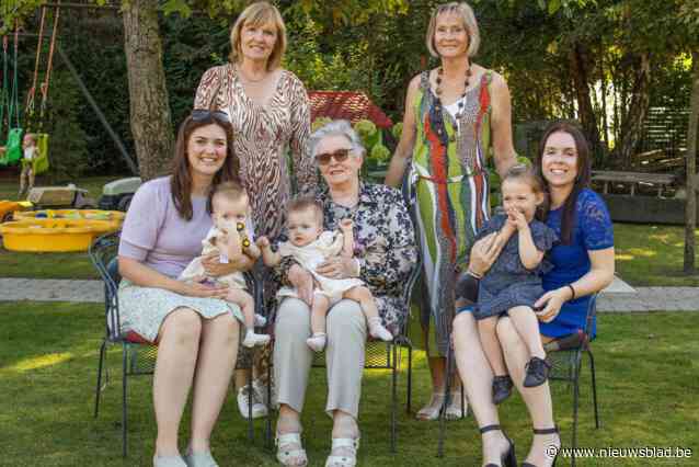 Fiere overgrootmoeder glundert met driedubbel viergeslacht?