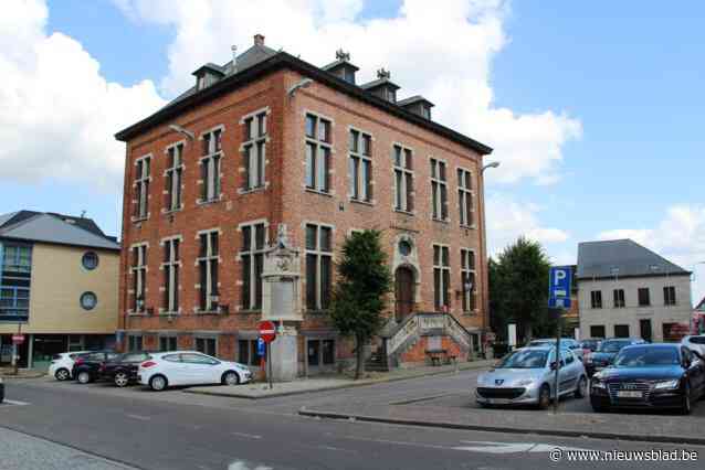 Oppositie snoeihard, nu lat mogelijk wordt verlaagd bij verkoop oud gemeentehuis: “De ziel van het dorp wordt verkocht met een blanco cheque”