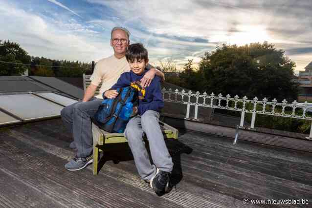Eric huurt flat nabij school omdat Henrique (12) anders te lang op de bus zit: “Ik kan toch geen 1.500 km per week rijden?”