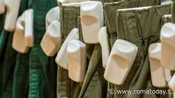 Banda di ladre forza le placche anti taccheggio e prova a scappare con i vestiti rubati