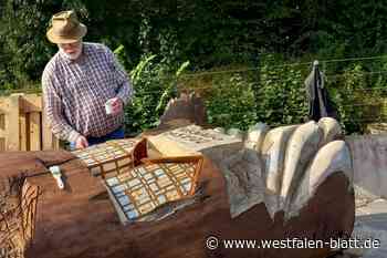 Nach Tornado: Paderborner stellt Skulptur aus umgeknicktem Baum her
