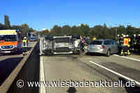 Stauende übersehen - Pkw kippt nach Kollision um