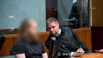 Impfgegner schießt eigener Mutter mit Armbrust in den Kopf - Angeklagter räumt Tat vor Gericht ein