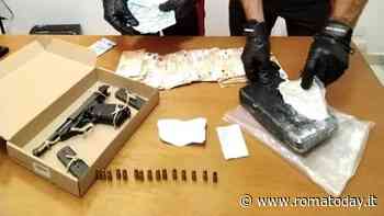 Litigano e la minaccia con la pistola, lei chiama i carabinieri: in casa trovata cocaina per lo spaccio