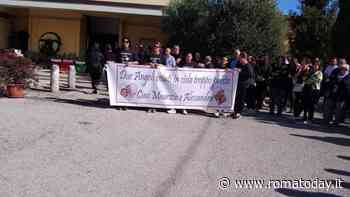 L'ultimo saluto a Marco e Alessandra: in migliaia ai funerali dei due genitori morti in un incidente stradale