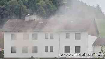 Sirenen heulen in Oberbergkirchen – Rauchentwicklung in Wohnhaus ruft Feuerwehren auf den Plan