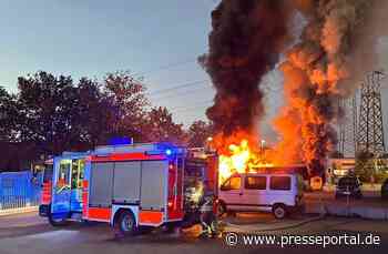 FW Norderstedt: Starke Rauchentwicklung - Brand eines Linienbusses im Hans-Böckler-Ring