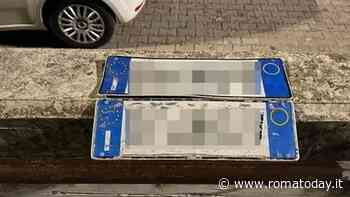 Ad Ostia è caccia alle targhe. I residenti ne cercano oltre 100, perdute dopo l'alluvione