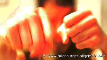 Unbekannter schlägt Frau und verletzt sie leicht