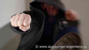 Streit am Rathausplatz eskaliert: Zwei Männer treten auf 58-Jährigen ein