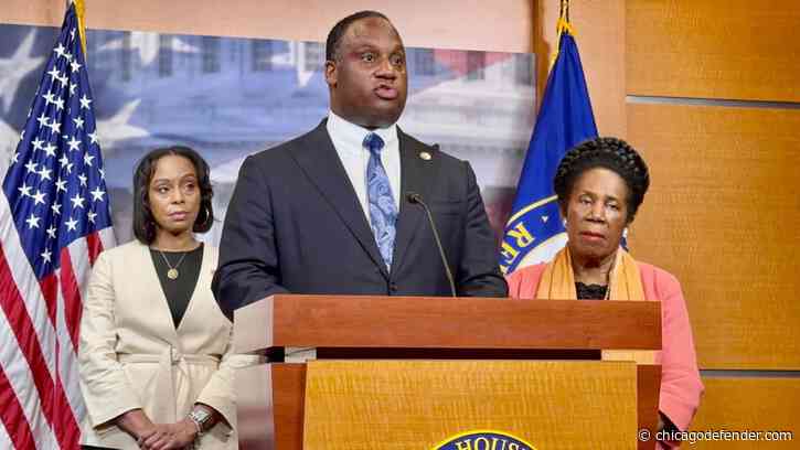 Rep. Jackson Wants Texas Gov. Federally Investigated Over Migrant Busing