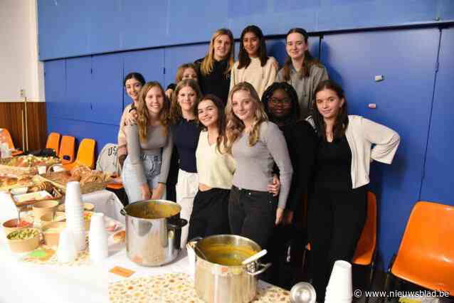 Leerlingen OLVI-Pius X verwennen vrijwilligers De Kolleblomme