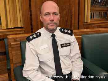 Met Police sorry for teen boy's Hackney water pistol arrest