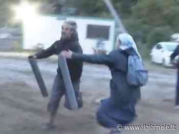 Eco-vandalo disturba gli operai, suora lo ferma con un "placcaggio" da rugby