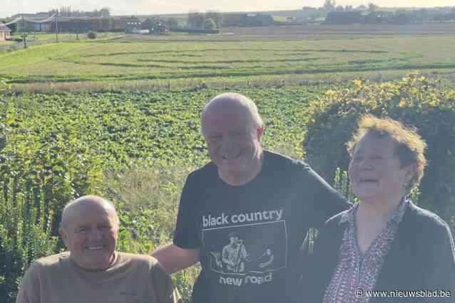 Boer Christof verrast ouders met reuzengrote smiley op veld aan hun huis: “Ik wil hen nog elke dag doen lachen”