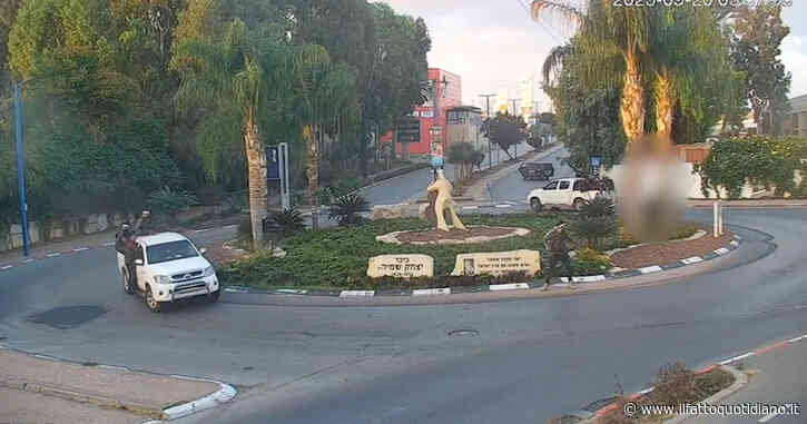 Israele, famiglia incrocia due pick-up carichi di terroristi di Hamas: così padre e madre cercano di salvare i figli dagli spari – Video