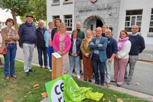 Nieuwe theaterfietsroute dompelt je onder in speurdersverhaal: “Paaltjes met QR-codes maken elf taferelen zichtbaar”