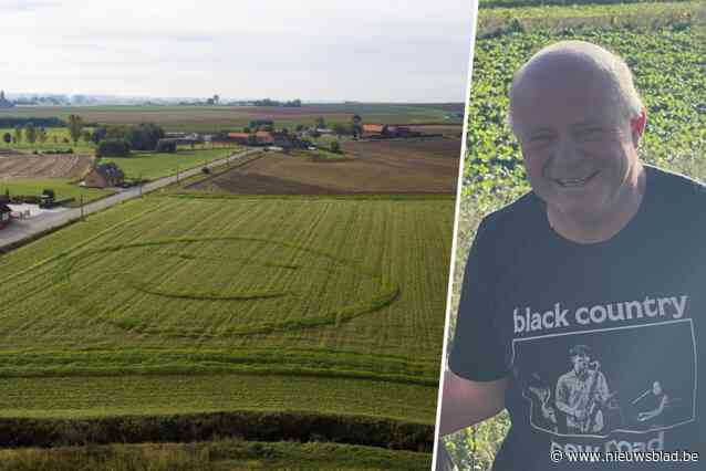 Boer Christof laat ouders “elke dag lachen” met reuzegrote smiley aan hun huis: “Dit hadden we nog nooit gezien”