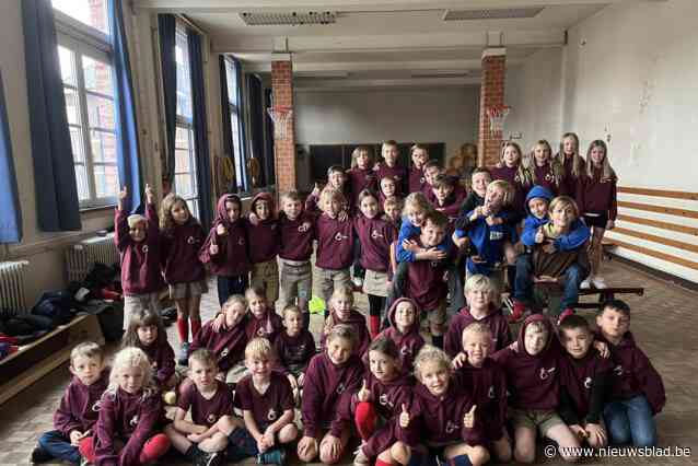 Leerlingen trekken in uniform naar school